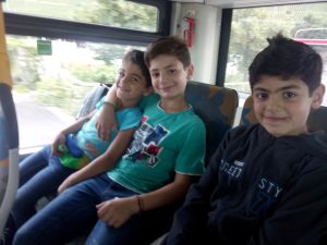 Kinder im Bus unterwegs nach Würzburg